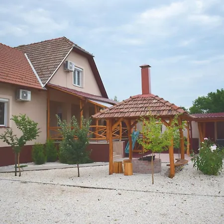 Tuenderfatyol Vendeghaz ゲストハウス 3*