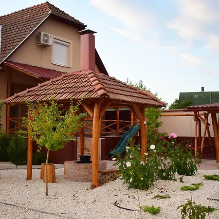 ゲストハウス Tuenderfatyol Vendeghaz 3*