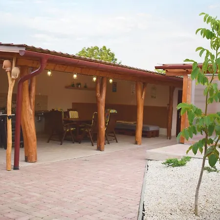 ゲストハウス Tuenderfatyol Vendeghaz